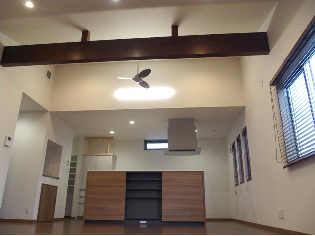 ゆったりと時間が流れる暖炉がある平屋の家