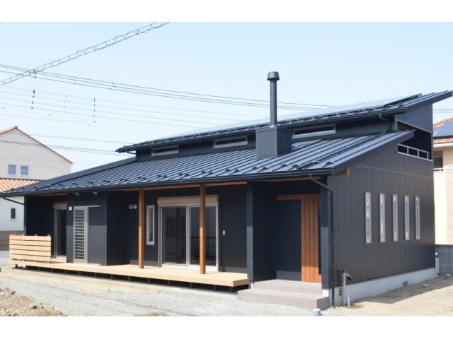 平屋風+薪スト､ｱﾒﾘｶﾝﾌﾞﾗｯｸｳｫｰﾙﾅｯﾄ床の家！