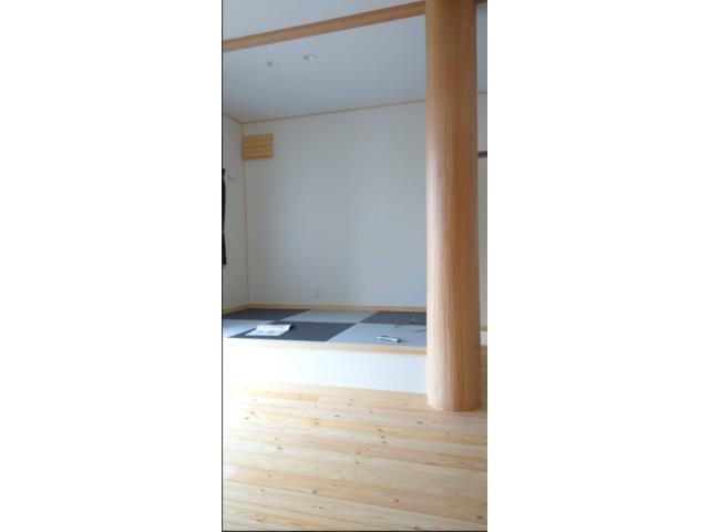 大屋根の迫力　２世帯住宅